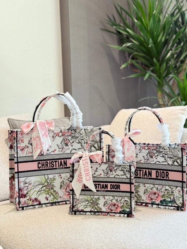 💕 디* 3D자수 쁘렝땅 에테 북 토트백 ( 중36cm, 소26cm )