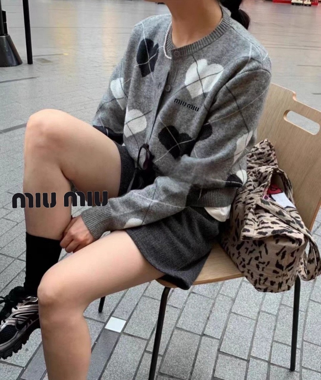 미 자수로고 하트 아가일 가디건 1030