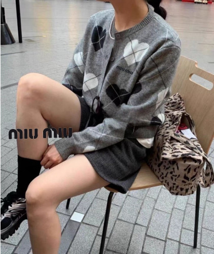 미 자수로고 하트 아가일 가디건 1030