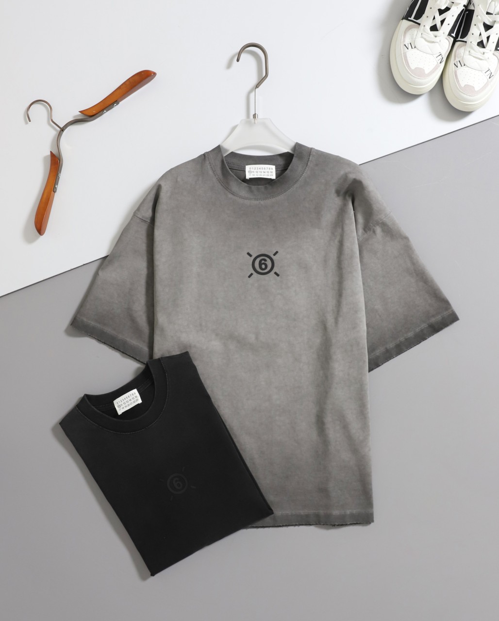 #메종마르지엘라 [ M*isonmargiela ] 수입 넘버 로고 포인트 워싱 라운드 반팔 티셔츠 입고💢 #남성상의 #반팔티셔츠