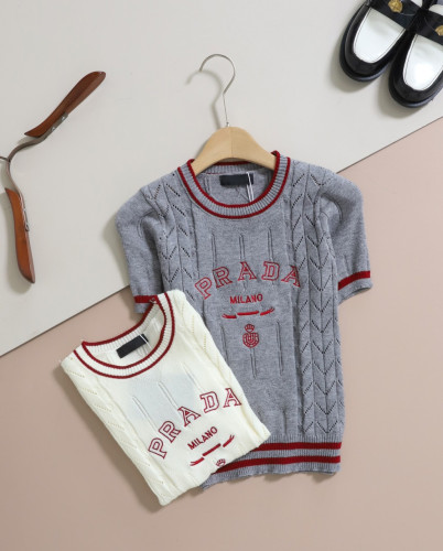 #프라다 [ P*ADA ] 밀라노 로고 자수 반팔니트 입고💢 #여성상의 #반팔니트