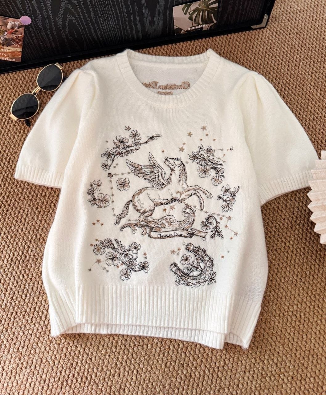 💕 디* 페가수스 자수 니트 반팔티 - 수입