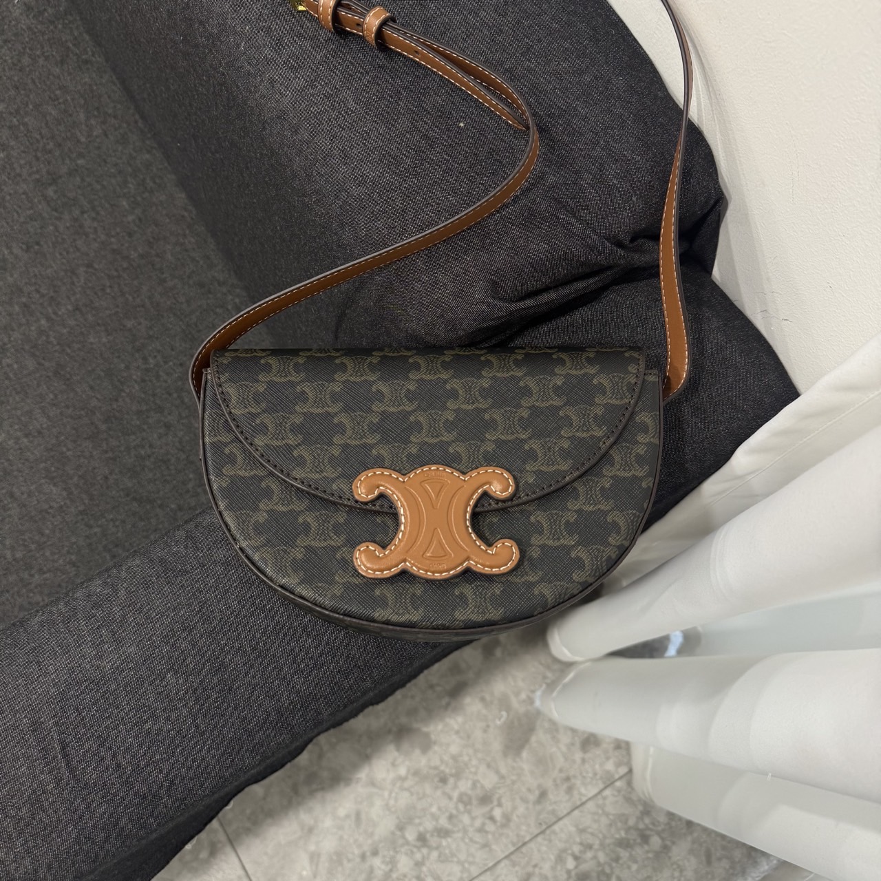 🤴🏻  #셀린느 트리오페 베사체 🤴🏻신상입고🤴🏻