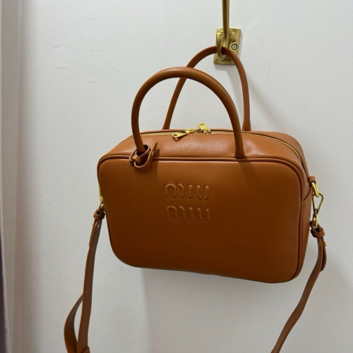 🤴🏻  #미우미우 (M*u) 탑핸들 가죽 토트백 🤴🏻