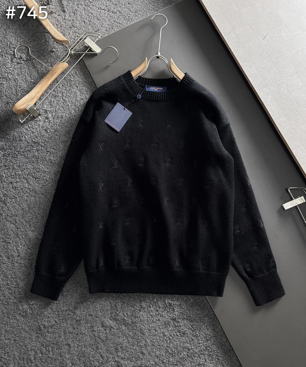#루이비통 엠브로이더드 시그니처 크루넥 니트