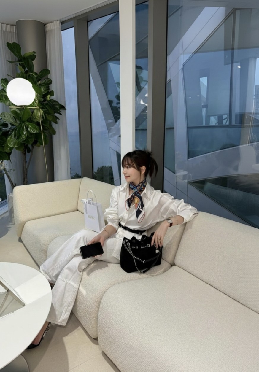 에VVV 식스틴스퀘어 스카프