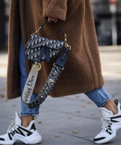 디V 오블리크 새들백 네이비