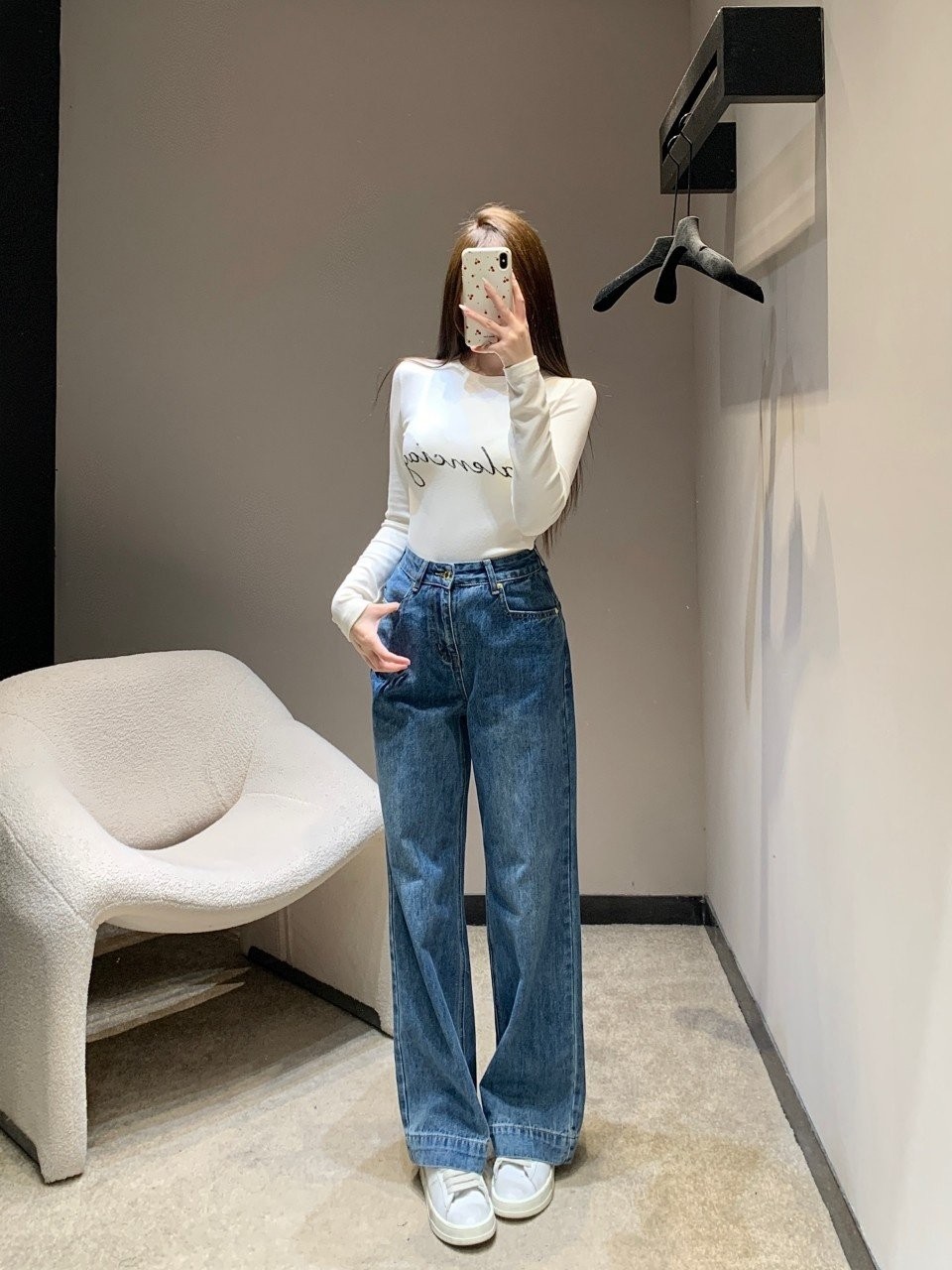 루VVV 로고 포켓 포인트 와이드핏 워싱 데님팬츠