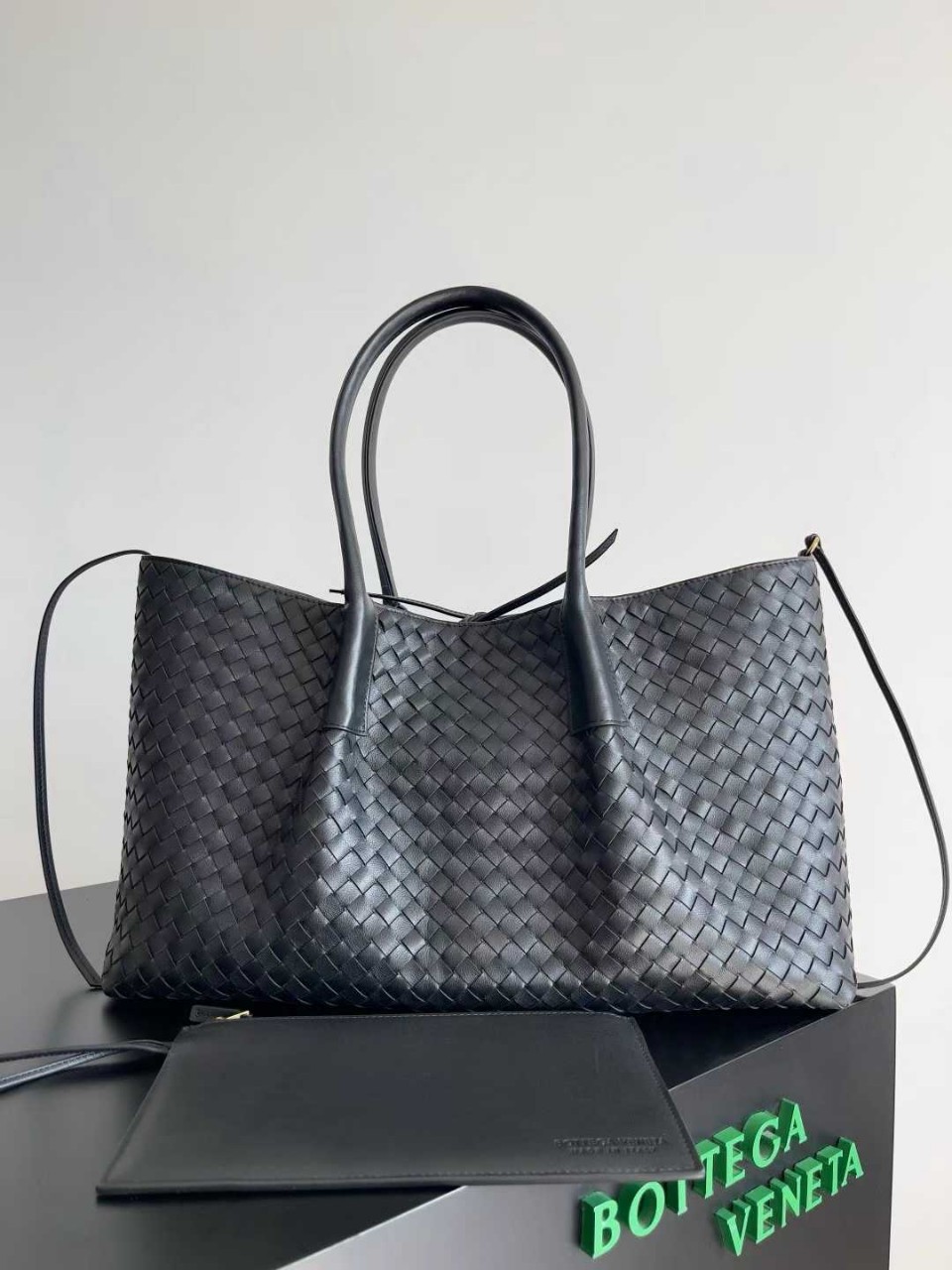 해배) BV 인트레치아토 피나코테카 쇼퍼백 (B817166)