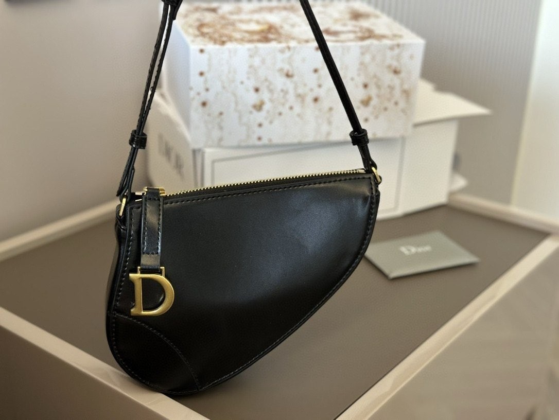 💕 디* 새들 숄더 파우치 비스킷(블랙)