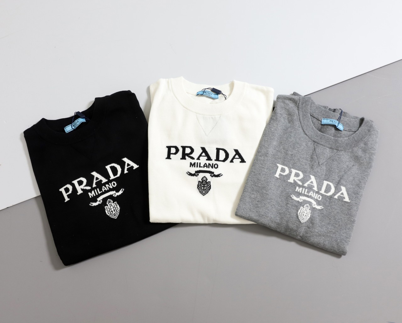 #프라다 [ P*ADA ] 수입 슈퍼파인 크루넥 반팔 니트 입고💢 #남성상의 #니트