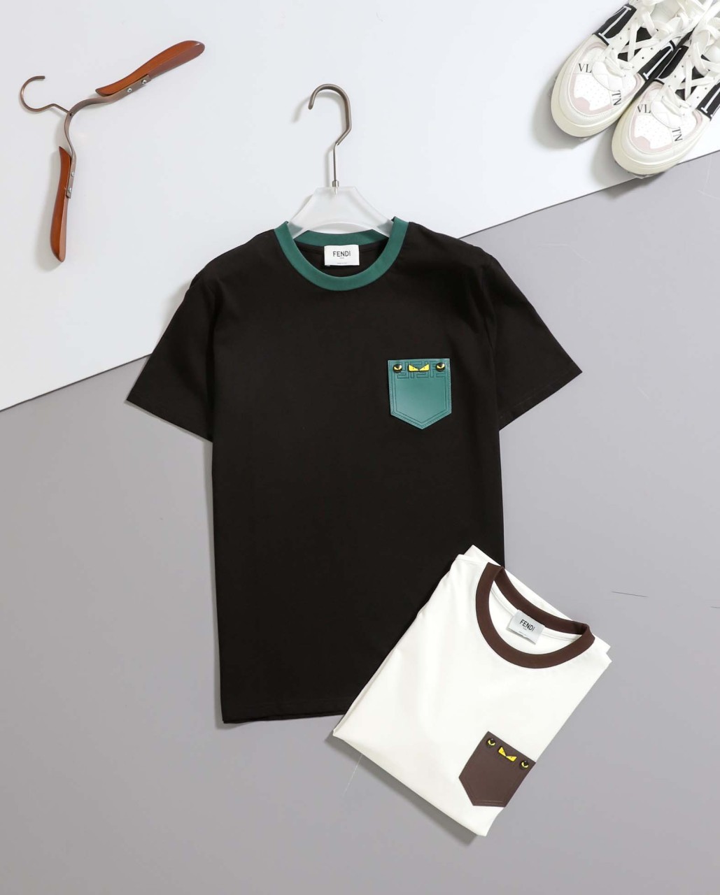 #펜디 [ F.D ] 수입 가죽포켓 아이즈 배색 라운드 입고💢 #남성상의 #반팔티셔츠